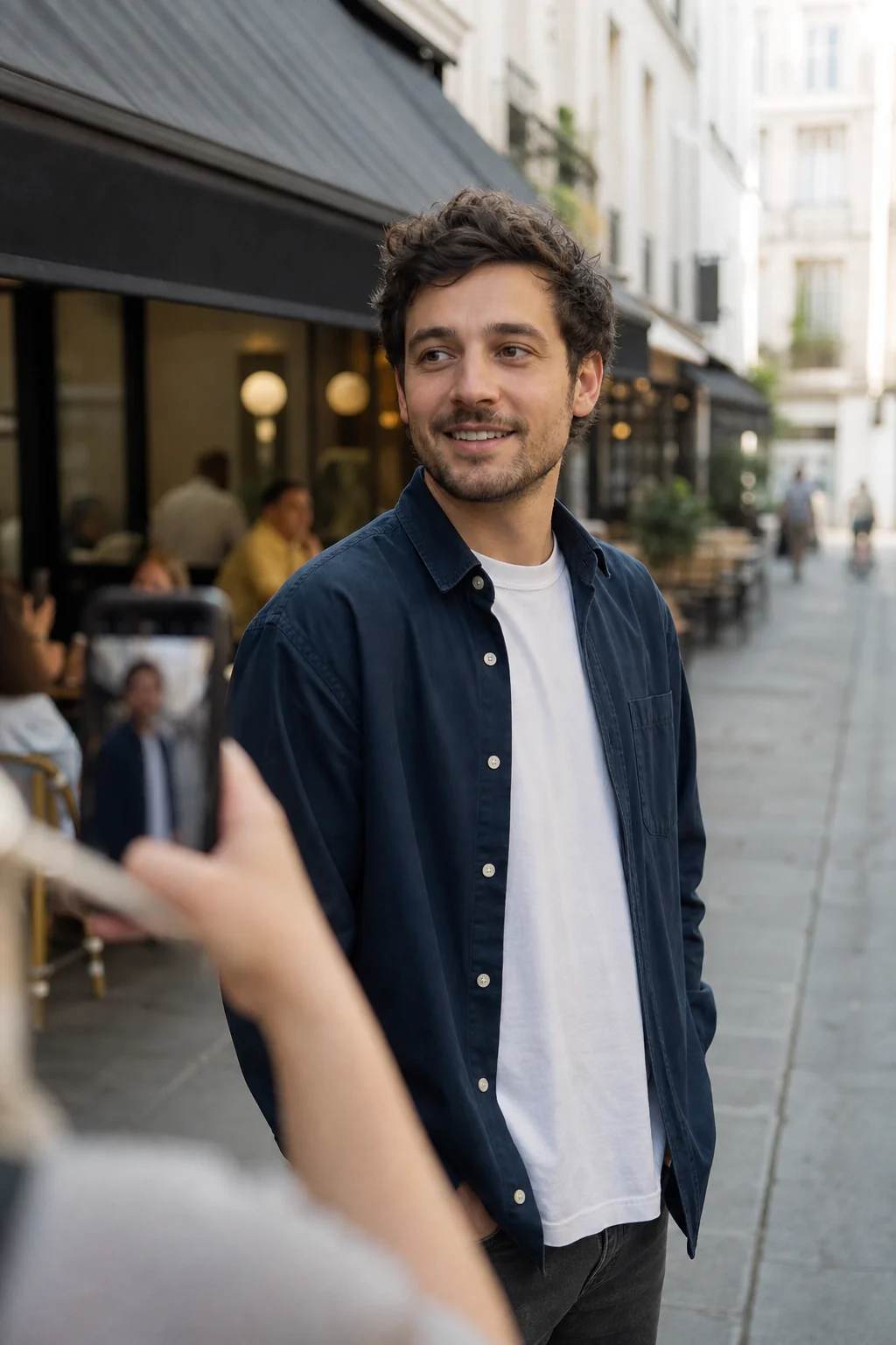 Homme photographié naturellement par une amie dans une rue animée